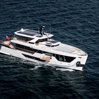 Tuccini yacht exterior 2