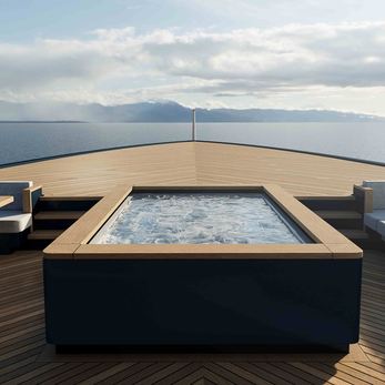 Les Cinq yacht exterior 2