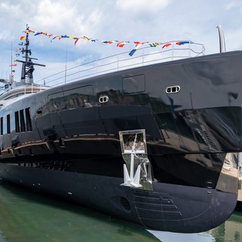 Sea Raider X yacht exterior 2