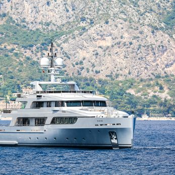 Dragoluna yacht exterior 2