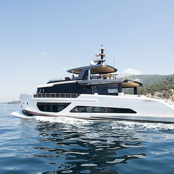 Saint V yacht exterior 3