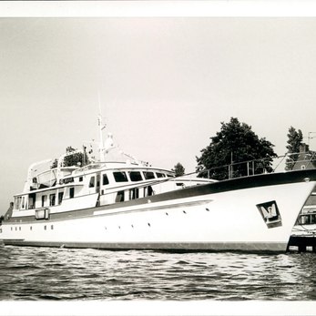 Lelou yacht exterior 2