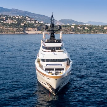 Taiba yacht exterior 2