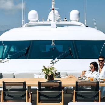 Beachouse yacht exterior 2