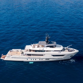 X yacht exterior 4