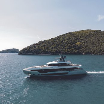 Luz de Mar yacht exterior 2