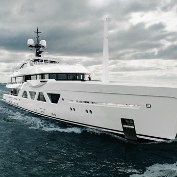 QU2 yacht exterior 3