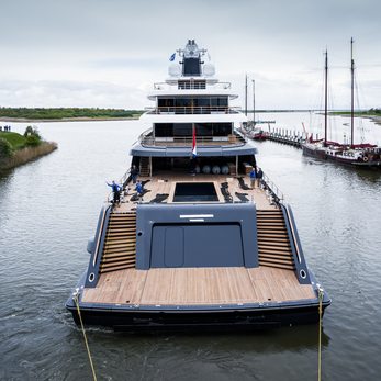 Drizzle yacht exterior 5