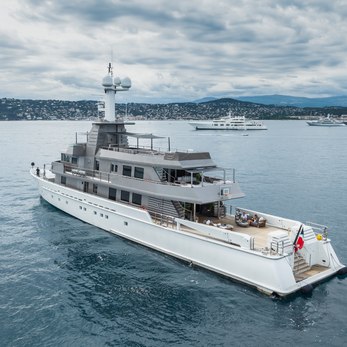 Mizu yacht exterior 4