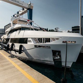 Familia yacht exterior 3