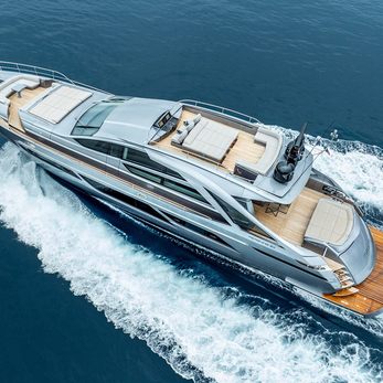 Mavis yacht exterior 2