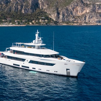 Shenoa yacht exterior 3