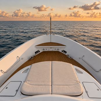 Alpheratz yacht exterior 2