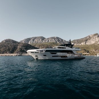 Papillon yacht exterior 4