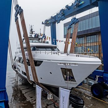 Custom Line 33/34 yacht exterior 4