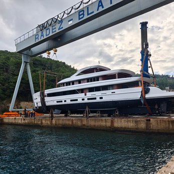 Oriy yacht exterior 4