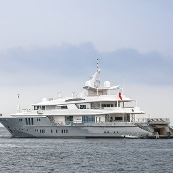 Siren yacht exterior 4