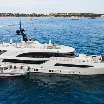 Hallo yacht exterior 4
