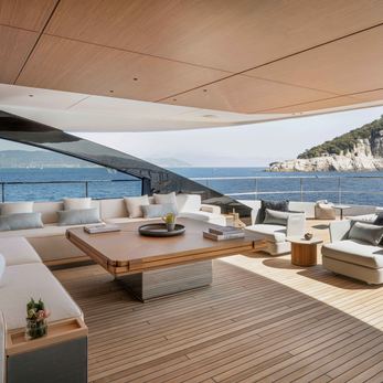 Shabby yacht exterior 4