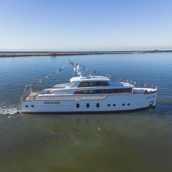 Vero yacht exterior 2