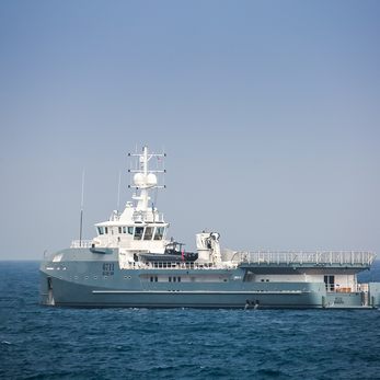 Kalm yacht exterior 3