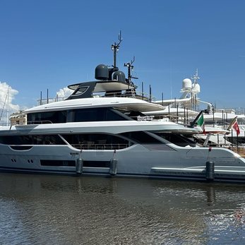 Y yacht exterior 2