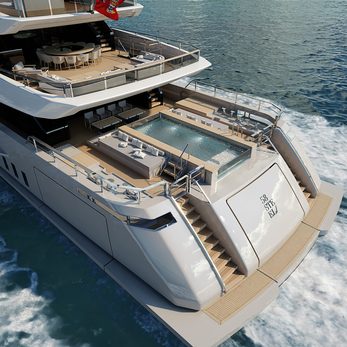 Perla Lunar yacht exterior 5