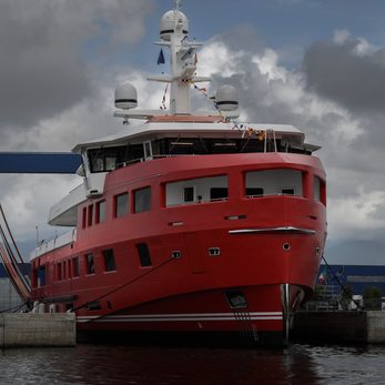 Akula yacht exterior 3