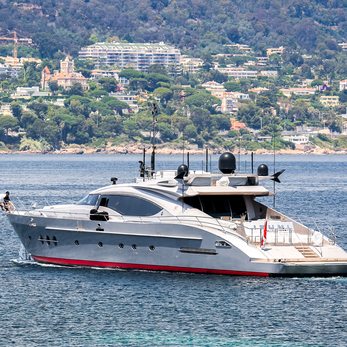 Izumi yacht exterior 5