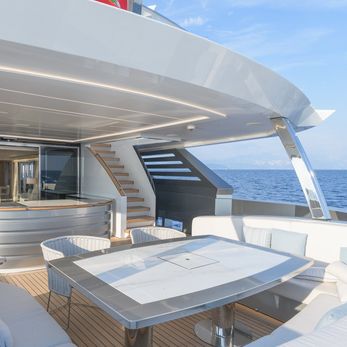 EIV yacht exterior 4