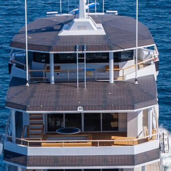 Canoa yacht exterior 4
