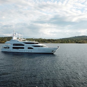 Double Haven yacht exterior 2