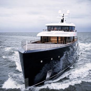 Les Cinq yacht exterior 2