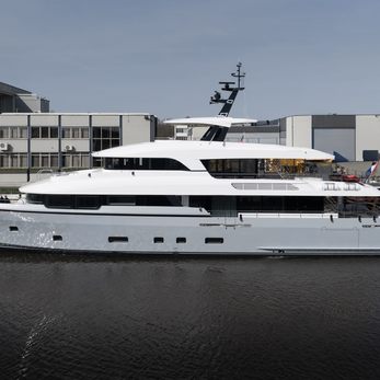 Lollipop yacht exterior 5