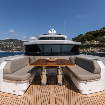 Belle yacht exterior 3