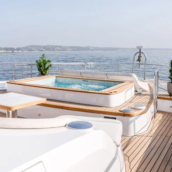 Dil yacht exterior 2