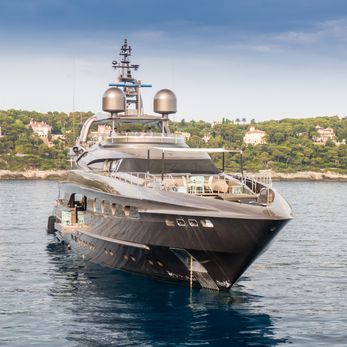 Mrs L yacht exterior 3