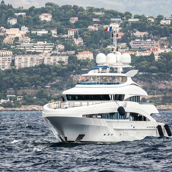 R Juniors yacht exterior 2