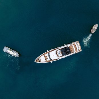 Custom Line 33/34 yacht interior 5