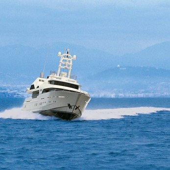 Sussurro yacht exterior 2