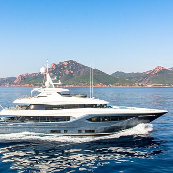 Viatoris yacht exterior 4