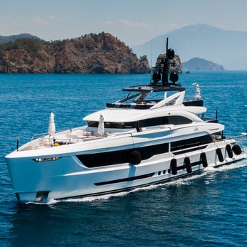 La Vie yacht exterior 2