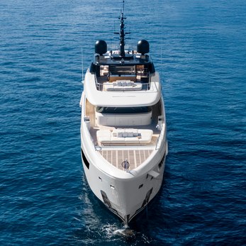 Contigo yacht exterior 2