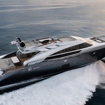 Spectre yacht exterior 4