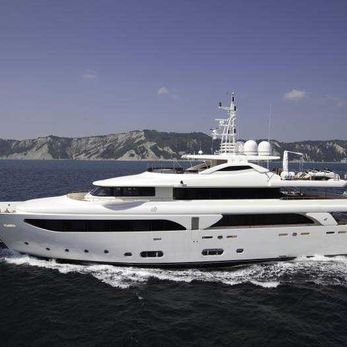 Palatial yacht exterior 4