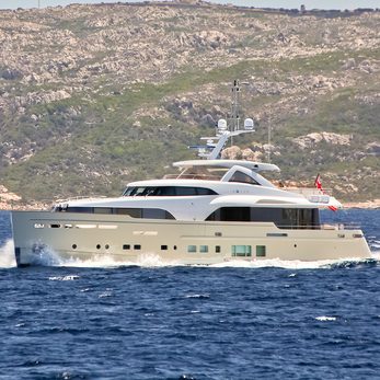 Solis yacht exterior 2