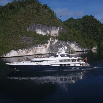 La Familia yacht exterior 3