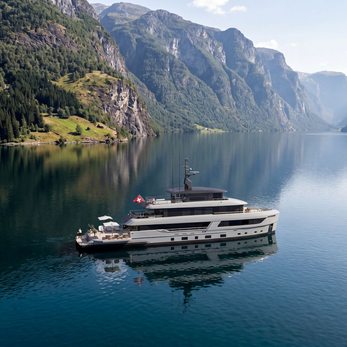 Bering B130 yacht exterior 5