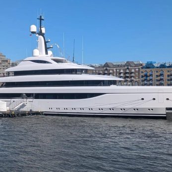 Odisea yacht exterior 2