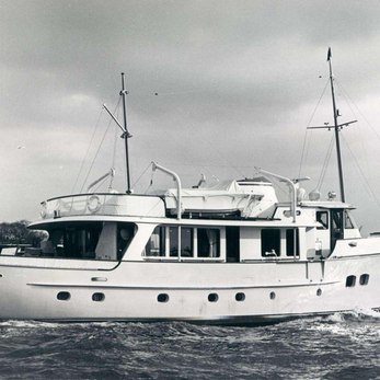 Tartar yacht exterior 2